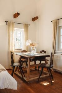 FötschachDas KRANACH 28的配有木桌椅的餐厅