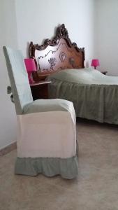 キオッジャにあるMaison Odetteのベッドルーム1室(ベッド1台、椅子1脚、ベッド1台付)