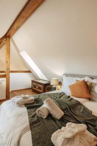 a bedroom with a bed with towels on it at Das KRANACH 28 in Fötschach