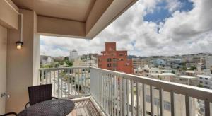 een balkon met uitzicht op een stad bij Ryuka Hotel Naha in Asato