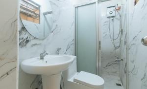 Ένα μπάνιο στο RedDoorz at Yssa Ademar near Robinsons Jaro +37 φωτογραφίες