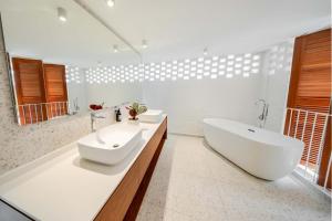 ein weißes Badezimmer mit Badewanne und Waschbecken in der Unterkunft Terasek Terrace with Private Pool in Kuala Lumpur