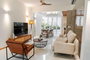 ein Wohnzimmer mit Sofa und Tisch in der Unterkunft Terasek Terrace with Private Pool in Kuala Lumpur