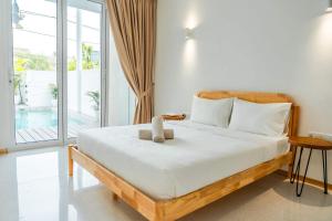 ein Schlafzimmer mit einem Bett, auf dem ein Teddybär liegt in der Unterkunft Terasek Terrace with Private Pool in Kuala Lumpur + 66 Fotos