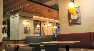 une salle à manger avec une table et des chaises dans un restaurant dans l'établissement KEIKYU EX INN Tokyo Nihombashi, à Tokyo