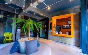 Η κουζίνα ή μικρή κουζίνα στο The B Ranong Trend Hotel