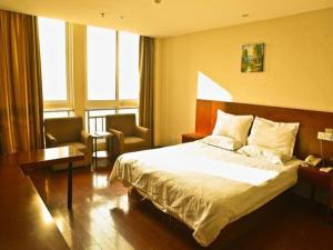 Postel nebo postele na pokoji v ubytování GreenTree Inn Yancheng Xiangshui Bus Station Express Hotel + 185 fotografií