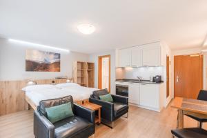 Una habitación de hotel con una cama y una cocina. en Bolero Appartements, en Zermatt