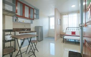 Η κουζίνα ή μικρή κουζίνα στο RedDoorz at Yssa Ademar near Robinsons Jaro