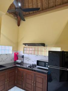 Kuchyň nebo kuchyňský kout v ubytování Puri Bali Bungalows
