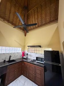 Kuchyň nebo kuchyňský kout v ubytování Puri Bali Bungalows