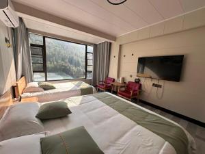 TV a/nebo společenská místnost v ubytování Tonglu Hemingge Homestay