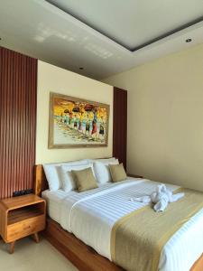 - une chambre dotée d'un grand lit avec un ours en peluche dans l'établissement Ubud Serenity Villa, à Mantaak