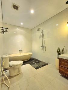 une salle de bain avec une baignoire, des toilettes et un lavabo dans l'établissement Ubud Serenity Villa, à Mantaak 4 autres photos