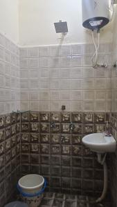 a bathroom with a toilet and a sink at Hotel Priyanshi Palace in Ujjain
