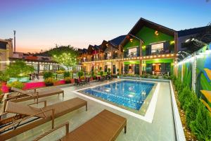 a courtyard with a swimming pool in a building at Kangaroo homestay in Cat Ba