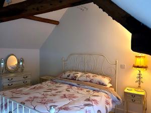 Postel nebo postele na pokoji v ubytování Charming Grade 2 Cottage w/ Garden in Warminster