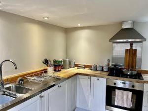 Kuchyň nebo kuchyňský kout v ubytování Charming Grade 2 Cottage w/ Garden in Warminster