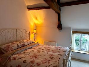 Postel nebo postele na pokoji v ubytování Charming Grade 2 Cottage w/ Garden in Warminster + 14 fotografií