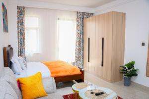 ein Schlafzimmer mit einem Bett und einem Holzschrank in der Unterkunft Cozy Ruaka Retreat in Ruaka + 28 Fotos