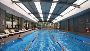 Bazén v ubytování Dujiangyan Xinhua Haiyi Yulei Mountain Residence Hotel nebo v jeho okolí