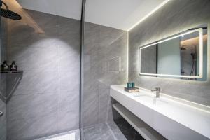 a bathroom with a sink and a shower at Yinuo Premium Hotel in Guangzhou