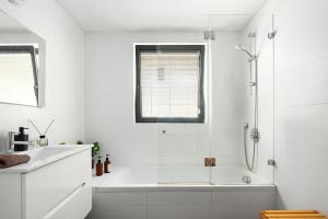 Koupelna v ubytování Stylish 2BR By the Beach + 29 fotografií