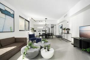 TV a/nebo společenská místnost v ubytování Stylish 2BR By the Beach