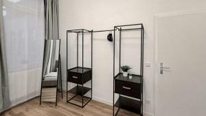 een kamer met een spiegel, een dressoir en een slaapkamer bij Denkmal-Apartment zentral in Krefeld mit hohen Decken in Krefeld