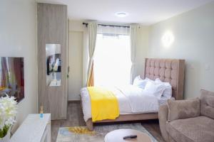 RuakaStayride Homes的一间带床、沙发和窗户的卧室