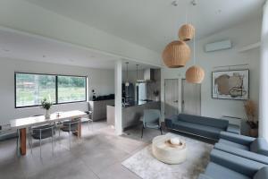 una sala de estar con un sofá y una mesa en Laf Denen 千葉県富津市のvacation rental, en Futtsu