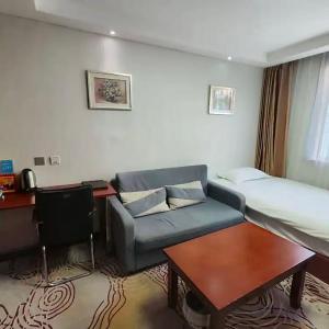 北京北京京华饭店的房间里有一张沙发、一张床和一张桌子。