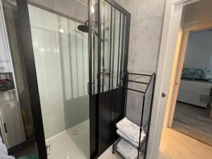 Una ducha de cristal en un baño con toallas. en 3 pieces avec terrasse entre plage et centre ville, en Arcachon 15 fotos más