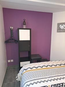 Ένα ή περισσότερα κρεβάτια σε δωμάτιο στο Gîte Studio Ansel +7 φωτογραφίες