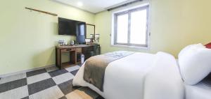 TV a/nebo společenská místnost v ubytování Yeosu Hi Motel