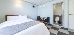 Postel nebo postele na pokoji v ubytování Yeosu Hi Motel + 36 fotografií