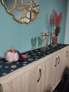 een houten kast met een zwart aanrechtblad en een spiegel bij Notos in Petrokefálion