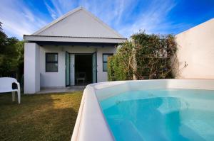 ein Swimmingpool vor einem Haus in der Unterkunft Noa Haven, Langebaan, 4 Sleeper in Langebaan