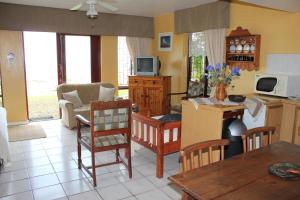 TV a/nebo společenská místnost v ubytování Amzee Bokmakierie Guest House