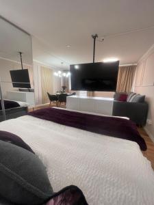 a large bedroom with a large bed and a couch at See- & Bergblick Oberteuringen 58 mit beheiztem Indoor-Pool in Oberteuringen