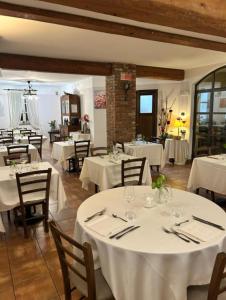 un ristorante con tavoli e sedie con tovaglia bianca di CASCINA DOMINA a Gassino Torinese