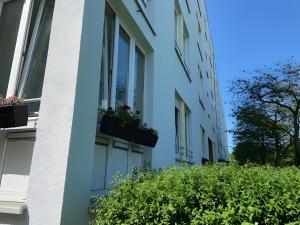 a blue building with potted plants on the windows at Nahe Airport Ber Adlershof in Schönefeld