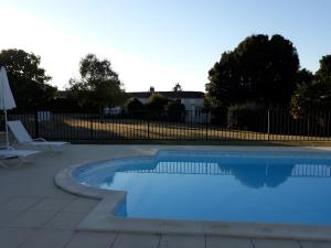 Πισίνα στο ή κοντά στο Logis De Chenac Chambres Et Table