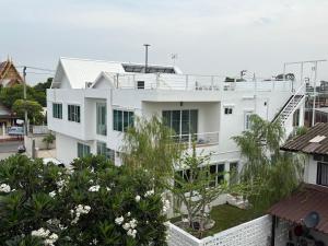 - une vue aérienne sur un bâtiment blanc avec des arbres dans l'établissement Na KlongMuang I ณ คลองเมือง, à Phra Nakhon Si Ayutthaya