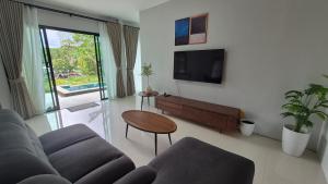 TV a/nebo společenská místnost v ubytování Phangan Bliss