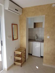 Kuchyň nebo kuchyňský kout v ubytování Apartments Rogoznica
