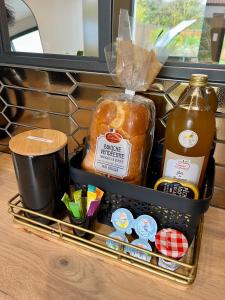 ein Korb voller Lebensmittel und ein Glas Honig in der Unterkunft Les Suites du Payré - Suite Passion in Talmont + 28 Fotos