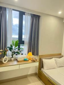 une chambre avec un lit et une grande fenêtre dans l'établissement Châu Giang Nera Garden Apartment- Căn hộ 3 phòng ngủ view đẹp FREE Hồ bơi, Gym, à Thôn Văn Dương