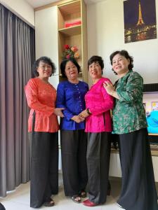 un groupe de quatre femmes âgées debout l'une à côté de l'autre dans l'établissement Châu Giang Nera Garden Apartment- Căn hộ 3 phòng ngủ view đẹp FREE Hồ bơi, Gym, à Thôn Văn Dương 86 autres photos
