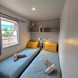 Postel nebo postele na pokoji v ubytování La Dolce Vita Méditerranéenne Mobil Home à 200m de la plage Camping 5 Etoiles Parc Aquatique